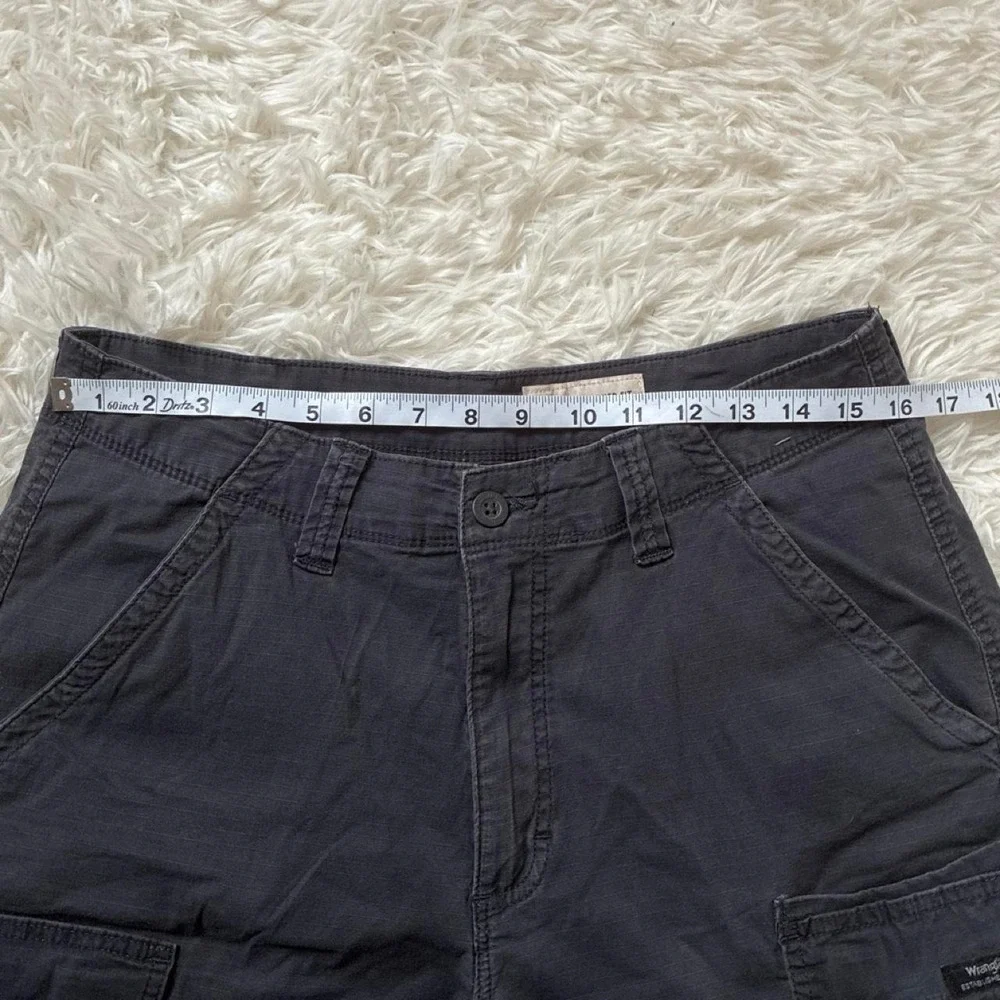 Wrangler Relaxed Fit black cargo utility shorts workwear hiking Size 33